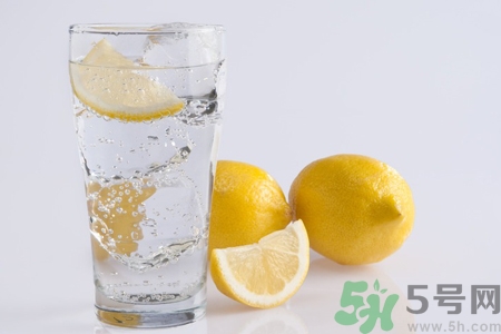 檸檬水能隔夜喝嗎？隔夜的檸檬水還能喝嗎？
