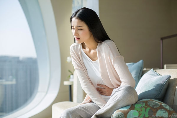 潰瘍性結(jié)腸炎肚子疼怎么辦？潰瘍性結(jié)腸炎是怎么引起的？