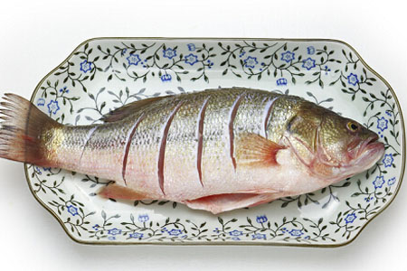 如何挑選新鮮魚？怎樣吃到不被污染的魚？