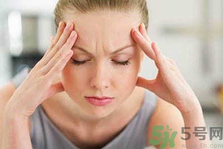 偏頭痛的原因是什么？女性偏頭痛的癥狀有哪些？