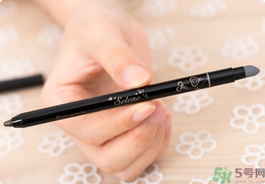 solone眼線筆怎么削？怎么推出來？