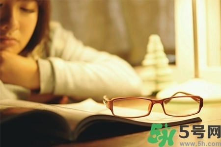 下午犯困怎么辦？犯困按摩什么穴位效果最快？