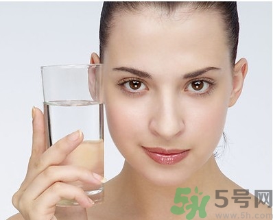 秋季補(bǔ)水效果好的護(hù)膚品有哪些？秋季補(bǔ)水的重要性