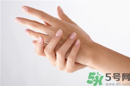 手干裂怎么回事？手干裂怎么治療？