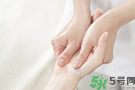 手干裂怎么回事？手干裂怎么治療？