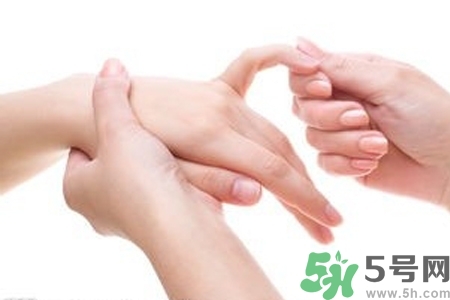 手干裂怎么回事？手干裂怎么治療？