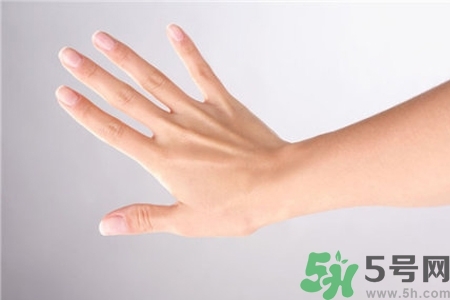 手干裂口子怎么回事？手干裂口子怎么辦？