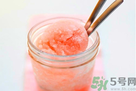 吃冰可以治療感冒嗎？喉嚨痛可以吃冰淇淋嗎？