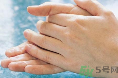 手部如何護(hù)理？秋季怎樣預(yù)防皮膚干燥？