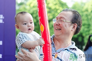 嬰兒怎么抱？嬰兒怎么抱著喂奶？