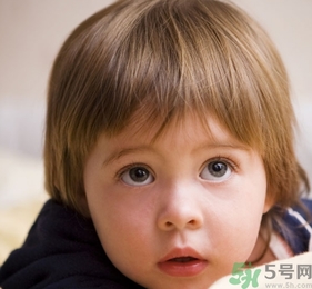 小孩皮膚黃是什么原因？小孩皮膚黃怎么辦？