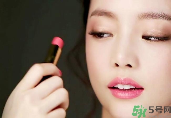 口紅怎么選適合自己的？口紅怎么涂好看？