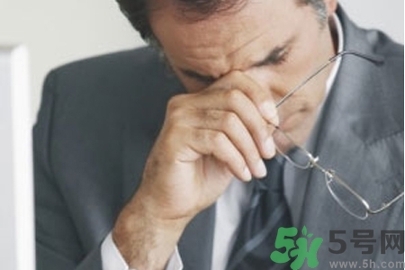 眼睛干澀看東西模糊用什么眼藥水？