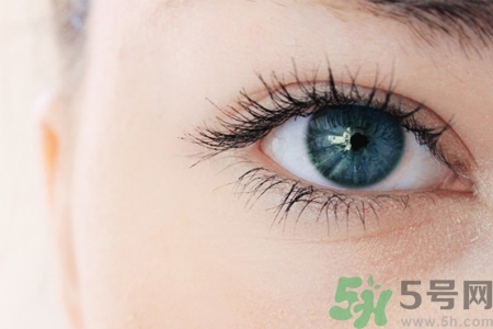 眼睛干澀是什么原因？眼睛干澀用什么眼藥水？
