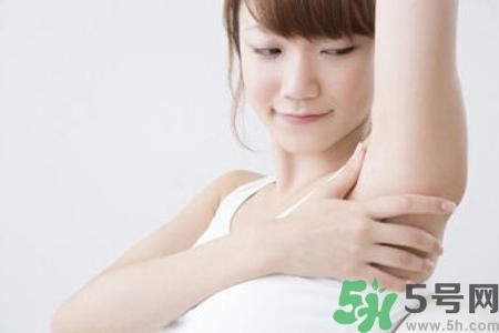 腋毛為什么會(huì)變色？腋毛上有白色附著物怎么回事？
