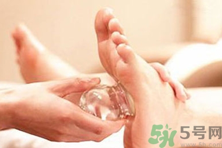 腳底可以拔罐嗎？腳底拔火罐有什么好處？