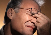 眼睛干澀是什么原因？眼睛干澀用什么眼藥水？