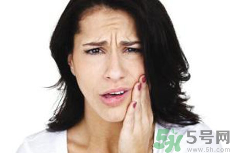 懷孕口腔潰瘍?cè)趺椿厥?？懷孕口腔潰瘍?cè)趺崔k？
