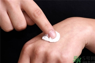 皮膚太干燥怎么辦？皮膚太干燥補(bǔ)水最好的方法如下