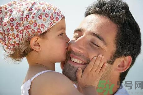 爸爸帶孩子的好處是？爸爸帶孩子和媽媽帶孩子的區(qū)別