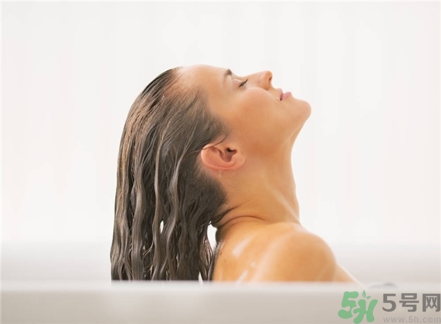 脫發(fā)用鹽水洗頭好嗎？鹽水洗頭治脫發(fā)嗎？
