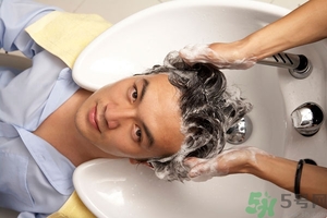 脫發(fā)用鹽水洗頭好嗎？鹽水洗頭治脫發(fā)嗎？