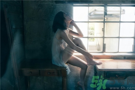 處女第一次緊張?jiān)趺崔k？處女第一次都會(huì)出血嗎？