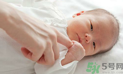 新生兒濕疹可以用爐甘石洗劑嗎？新生兒濕疹的護(hù)理措施