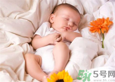 新生兒冬天蓋什么被子？新生兒蓋被子蓋到什么位置？