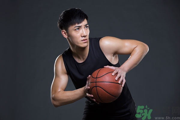 打籃球崴腳了怎么快速恢復(fù)？打籃球腳崴了腫了怎么辦？