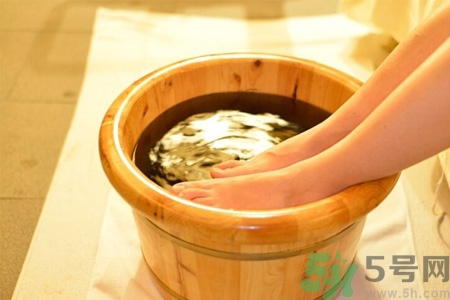 秋天泡腳加什么好？秋季泡腳有什么好處？
