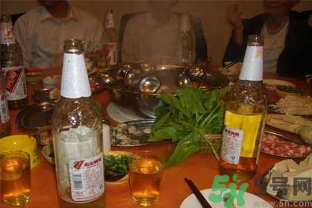 吃火鍋能喝啤酒嗎？吃火鍋喝啤酒對(duì)身體好嗎？