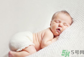 嬰兒秋天拉肚子怎么辦？秋天嬰兒拉肚子怎么辦？