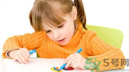 孩子左撇子怎么辦？孩子左撇子需要糾正嗎？