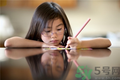 孩子左撇子怎么辦？孩子左撇子需要糾正嗎？