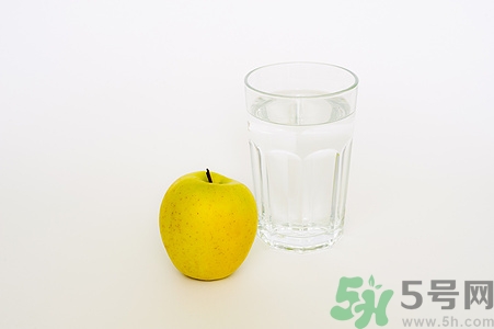 白開(kāi)水好還是礦泉水好?白開(kāi)水好和礦泉水的區(qū)別