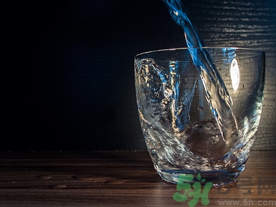 白開(kāi)水好還是礦泉水好?白開(kāi)水好和礦泉水的區(qū)別