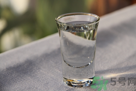 白開(kāi)水好還是礦泉水好?白開(kāi)水好和礦泉水的區(qū)別