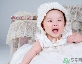寶寶睡覺翻來覆去是怎么回事？寶寶睡覺喜歡亂動(dòng)怎么辦？