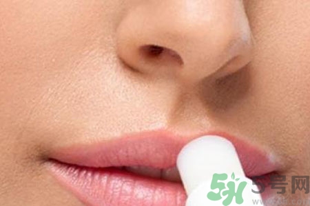 嘴巴起皮是怎么回事？嘴巴干裂起皮很疼怎么辦？