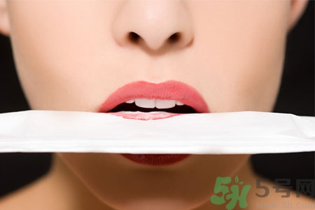 嘴巴起皮是上火了嗎？嘴巴干裂起皮是什么原因？