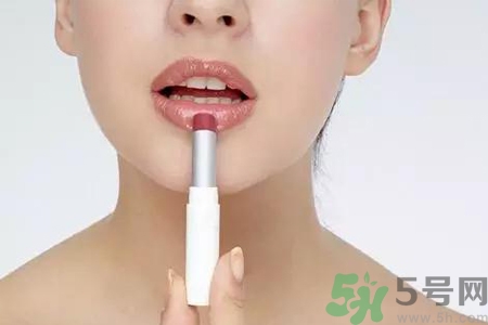 秋天嘴巴起皮吃什么水果好？嘴巴起皮吃什么食物好？