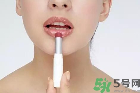 嘴巴起皮吃什么蔬菜好？嘴巴起皮吃什么好的快？