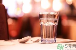 產(chǎn)婦多喝水奶水會(huì)多嗎？產(chǎn)婦多喝水奶水會(huì)稀嗎？