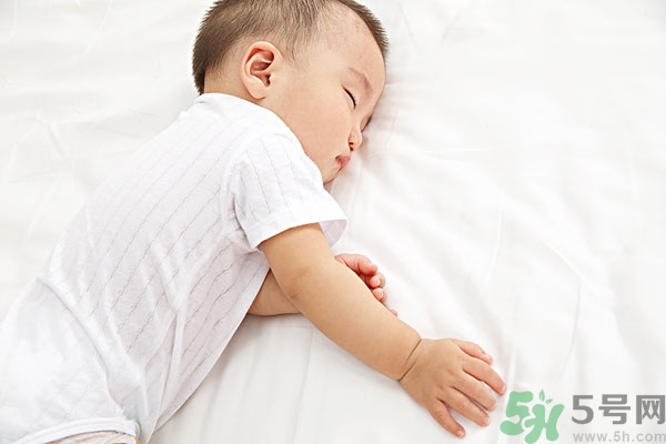 寶寶睡覺張著嘴是怎么回事？寶寶睡覺為什么張著嘴？