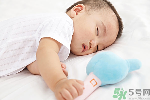 寶寶睡覺張著嘴是怎么回事？寶寶睡覺為什么張著嘴？
