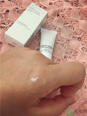 阿瑪尼黑鑰匙至臻奐顏精華乳怎么樣？阿瑪尼黑鑰匙精華乳好用嗎？