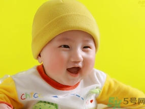 寶寶多大穿鞋子比較好？寶寶多大可以穿鞋？