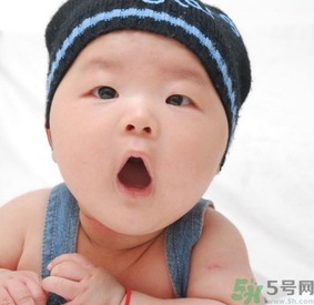 寶寶多大穿鞋子比較好？寶寶多大可以穿鞋？