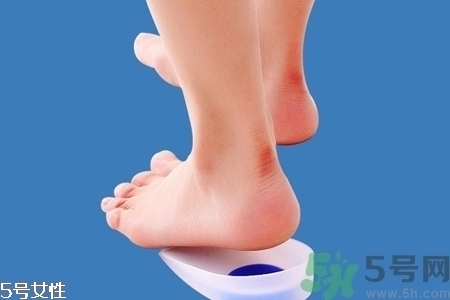 腳后跟腫是什么原因引起的？腳后跟腫怎么辦？